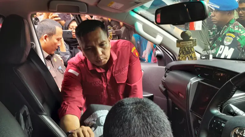 Kejaksaan Agung menggeledah mobil milik Menteri Komunikasi dan Informatika (Menkominfo) Johnny G Plate, Rabu (17/5/2023). Sejumlah barang-barang disita.