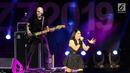 Penyanyi Anggun C Sasmi tampil menghibur penonton pada acara Prambanan Jazz Festival 2019 di Candi Prambanan, DI Yogyakarta, Minggu (7/7/2019). Tidak kurang dari 12 lagu dinyanyikan pemilik nama lengkap Anggun Cipta Sasmi ini  bersama bandnya selama satu jam. (Fimela.com/Bambang E. Ros)
