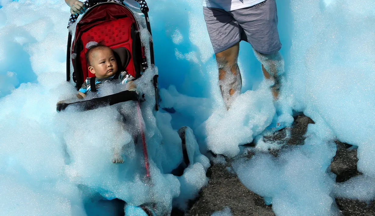 Peserta anak-anak saat mengikuti Love Foam Run di Taiwan 29 Mei 2016. Semua kalangan dapat mengikuti perlombaan ini. ( REUTERS / Tyrone Siu)
