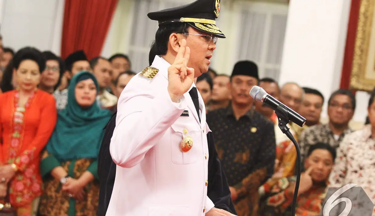 Basuki Tjahaja Purnama mengucapkan sumpah jabatan saat pelantikan dirinya menjadi Gubernur DKI Jakarta di Istana Negara, Rabu (19/11/2014). (Liputan6.com/Faizal Fanani)
