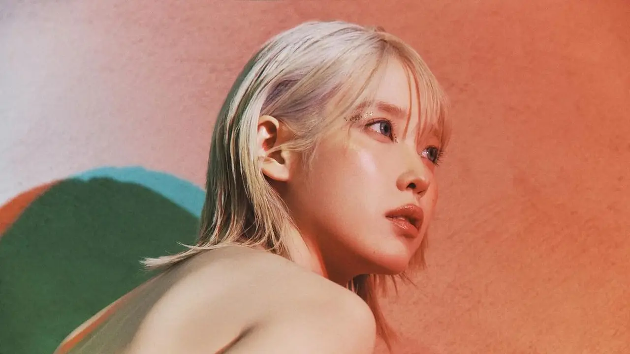 Gaya IU Ikut Tren Fesyen 'No Bra' untuk Sampul Album, Rambut Pirangnya Tuai Perhatian
