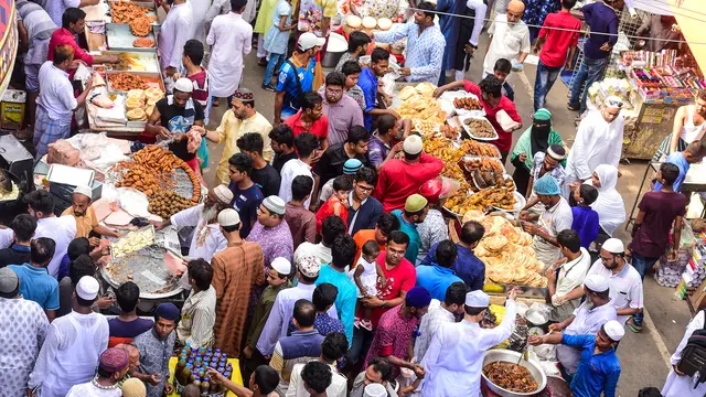 Pasar Makanan Berbuka Puasa di Bangladesh