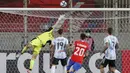 Pemain Chile Ben Brereton (tak terlihat) menyundul bola untuk mencetak gol saat melawan Argentina pada pertandingan sepak bola Kualifikasi Piala Dunia 2022 di Stadion Zorros del Desierto, Calama, Chile, 27 Januari 2022. Argentina menang 2-1. (Javier Torres/POOL/AFP)