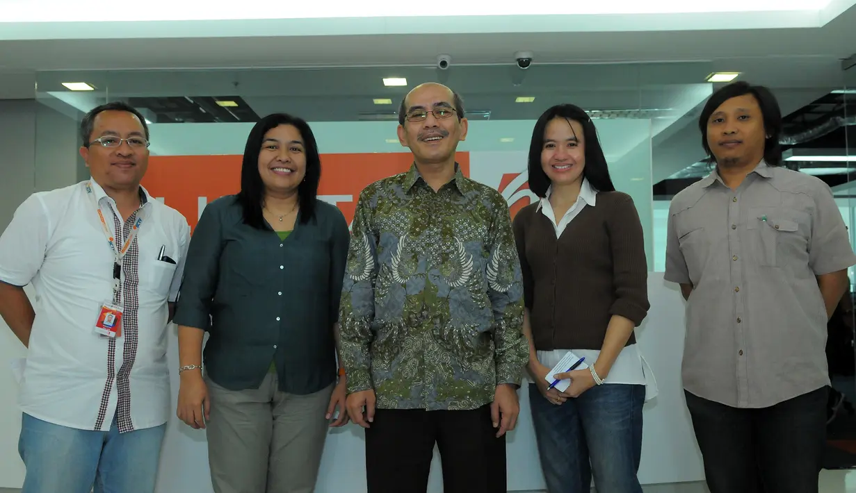 Redaksi Liputan6.com berfoto bersama Faisal Basri, Jakarta, Selasa (6/1/2015). (Liputan6.com/Faisal R Syam)