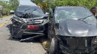 Mobil Rombongan Pejabat Pemprov Sultra Ditabrak Truk hingga Ringsek