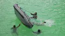 Personel penerbang dan awak Pesud TNI AL melakukan latihan Sea and Junggle Survival menggunakan perahu karet di kolam ranang Puslatdiksarmil Juanda, Surabaya (21/3). Sebanyak 60 personil mengikuti latihan Survival tersebut. (Foto: Dispen AL)