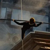 Joseph Gordon Levitt memerankan tokoh Philppe Petit di film ‘Walk’, seorang pemberani yang berjalan di atas kawat setinggi 1.300 kaki di antara gedung kembar New York tanpa satu pun pengaman. (via dailymail.co.uk)