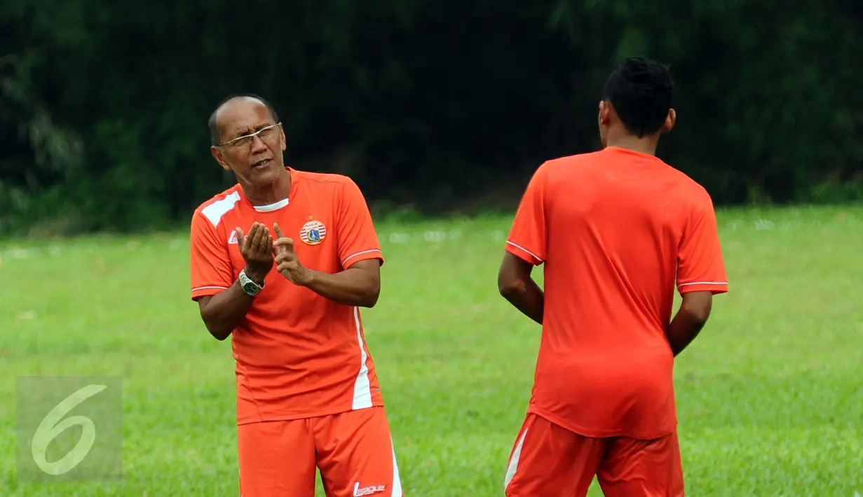Pelatih Persija, Bambang Nurdiansyah (kiri) berbincang dengan pemainnya jelang laga lawan Pra PON DKI Jaya di NYTC Sawangan, Depok, Selasa (8/12/2015). Laga ini persiapan jelang babak 8 besar Piala Jenderal Sudirman. (Liputan6.com/Helmi Fithriansyah)