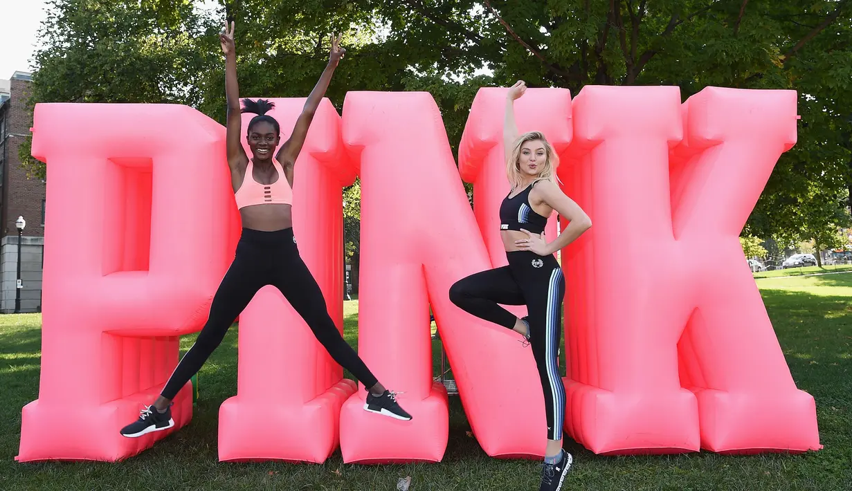 Dua model Victoria's Secret, Zuri Tibby dan Rachel Hilbert berpose saat peluncuran Sports Bra di Columbus, Ohio, (5/10). Peluncuran Sports Bra ini bertajuk Victoria's Secret PINK. (AFP Photo/Dimitrios Kambouris)