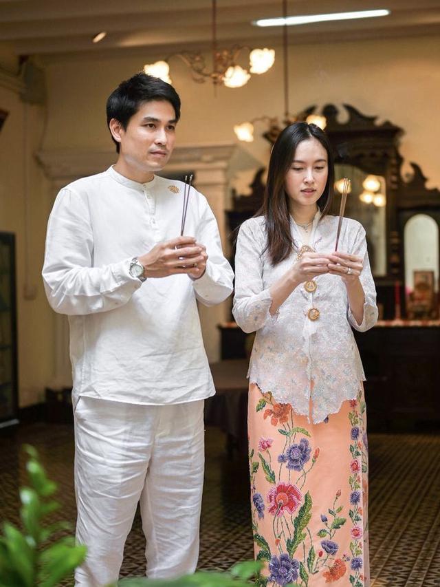 Pesona Nong Poy Kenakan Kebaya dan batik