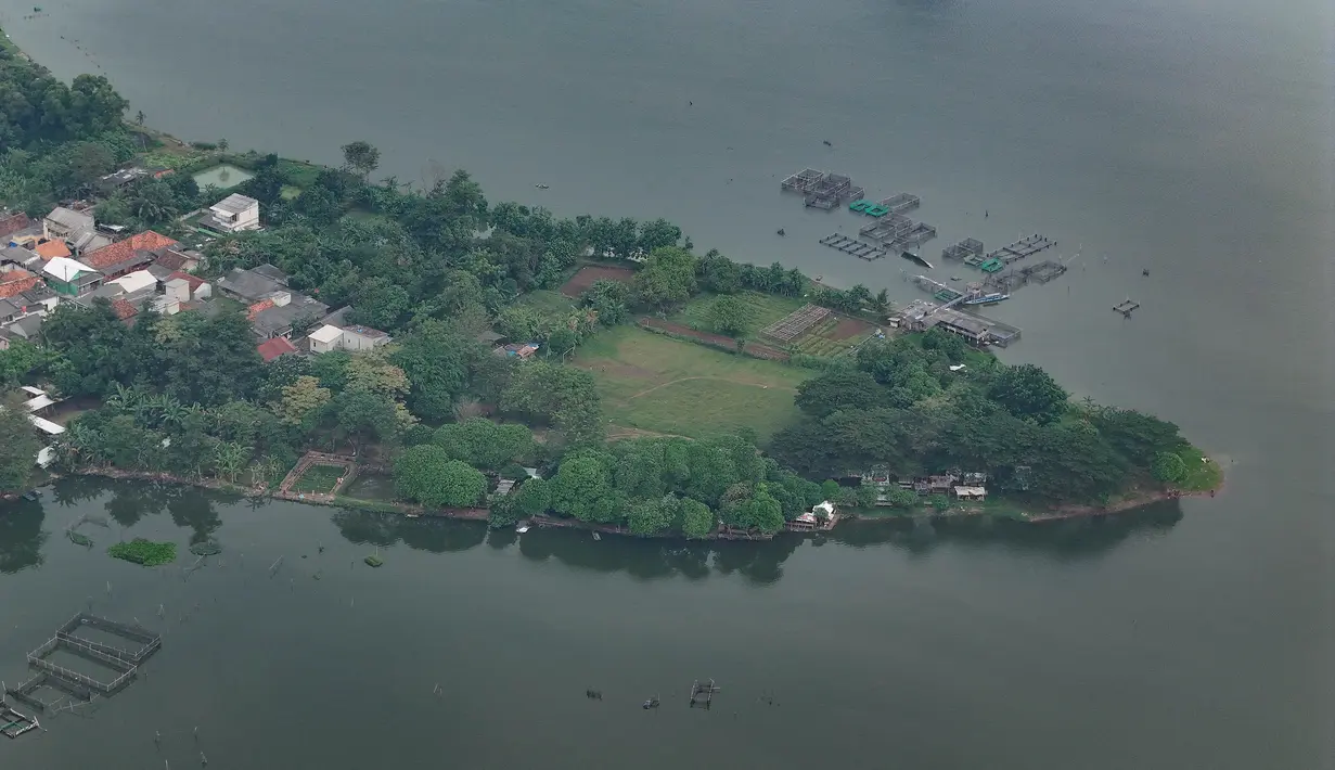 Transformasi dari waduk irigasi menjadi destinasi wisata lokal menunjukkan peran adaptif kawasan ini dalam memenuhi kebutuhan lingkungan sekaligus sosial masyarakat. Tampak foto udara memperlihatkan area Situ Cipondoh di Kota Tangerang, Banten, yang tetap berfungsi sebagai kawasan konservasi air sekaligus destinasi rekreasi warga, Rabu (14/4/2026). (merdeka.com/Arie Basuki)