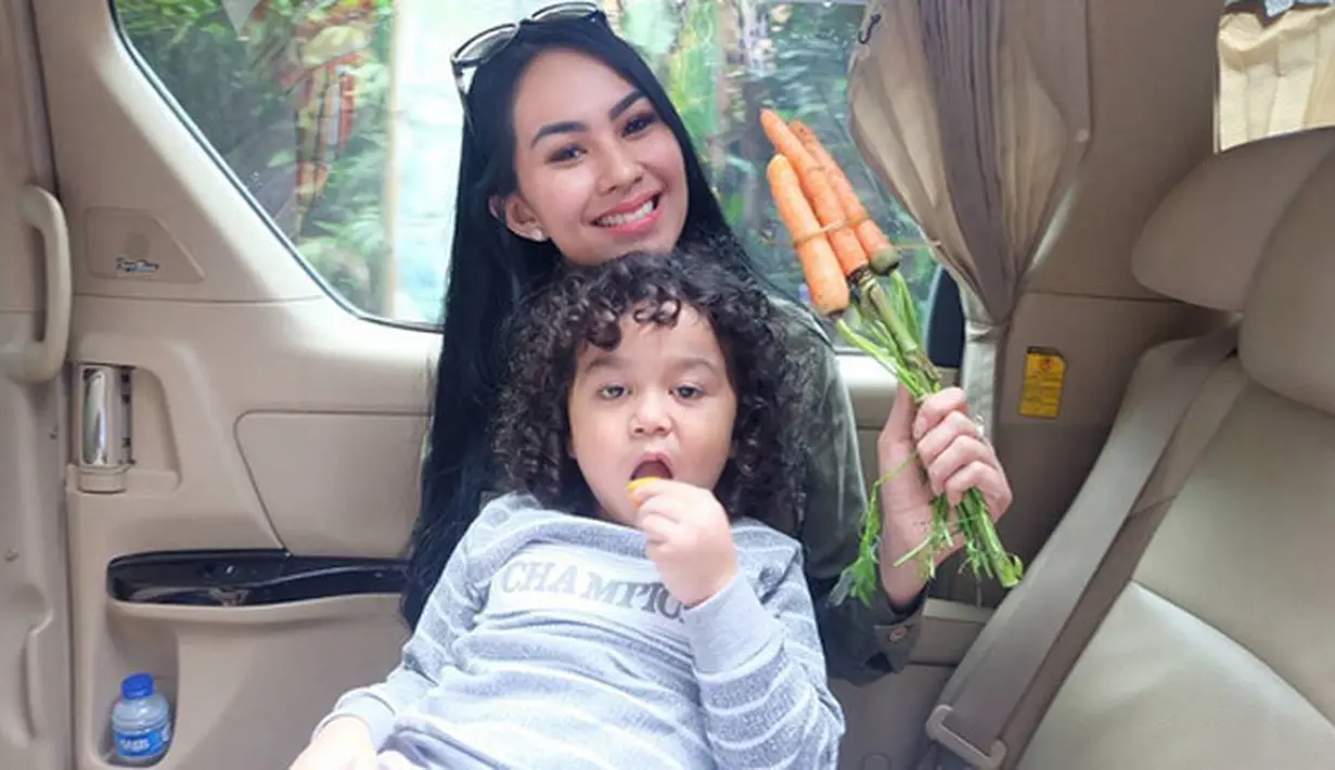 Setelah anak angkat pertamanya yang bernama Arjuna, kini Kartika kembali mengangkat seorang anak lagi. Seakan candu, Kartika mengaku telah menemukan kebahagiaannya sendiri saat mengadopsi anak. (Instagram/kartikaputriworld)