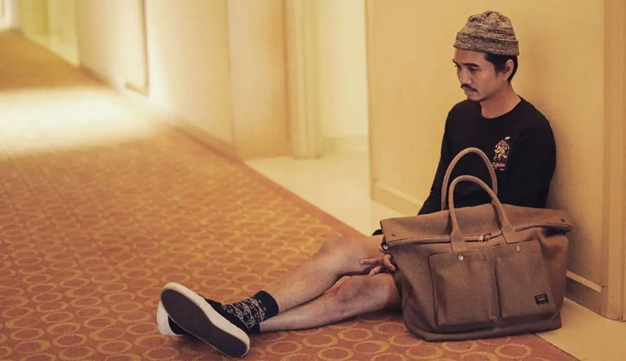 Duta dikenal dengan gayanya yang selalu sederhana, topi beanie menjadi salah satu aksesoris fashion favorit dari vokalis Sheila On 7 ini. (Liputan6.com/IG/@duta507)