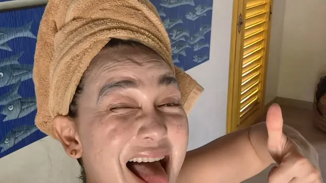 Luna Maya pakai handuk di kepala saat liburan. [@lunamaya]