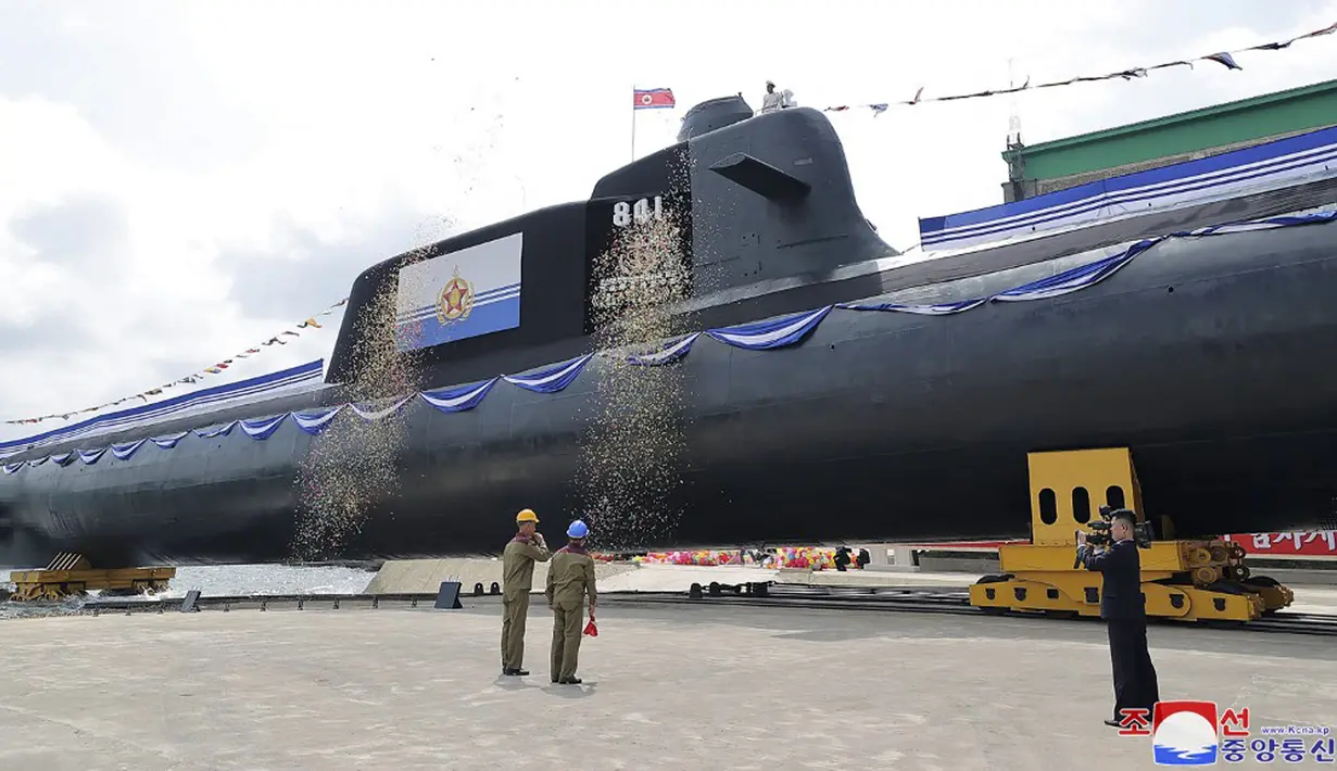 <p>Kapal selam yang diberi nama pahlawan Kim Kun Ok ini menurut Kim adalah bagian dari kemajuan persenjataan nuklir Angkatan Laut Korea Utara di masa depan. (STR/KCNA VIA KNS/AFP)</p>
