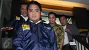 Anggota DPR Fanny Syafriansyah (kedua kanan) saat keluar dari Kantor Reskrimum Polda Metro Jaya usai menjalani pemeriksaan, Jakarta, Senin (29/2/2016). Ivan Haz diperiksa sebagai tersangka dugaan KDRT terhadap PRT. (Liputan6.com/Helmi Fithriansyah)
