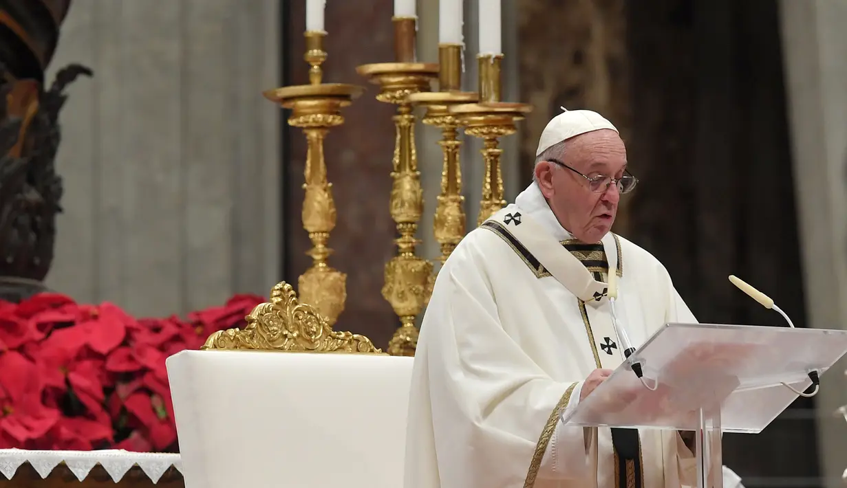 Paus Fransiskus saat memimpin misa Natal di Basilika Santo Petrus, Vatikan, (24/12). Ini merupakan Natal keenam bagi pria berusia 82 tahun ini sebagai kepala Gereja Katolik Roma. (AFP Photo/Tiziana Fabi)