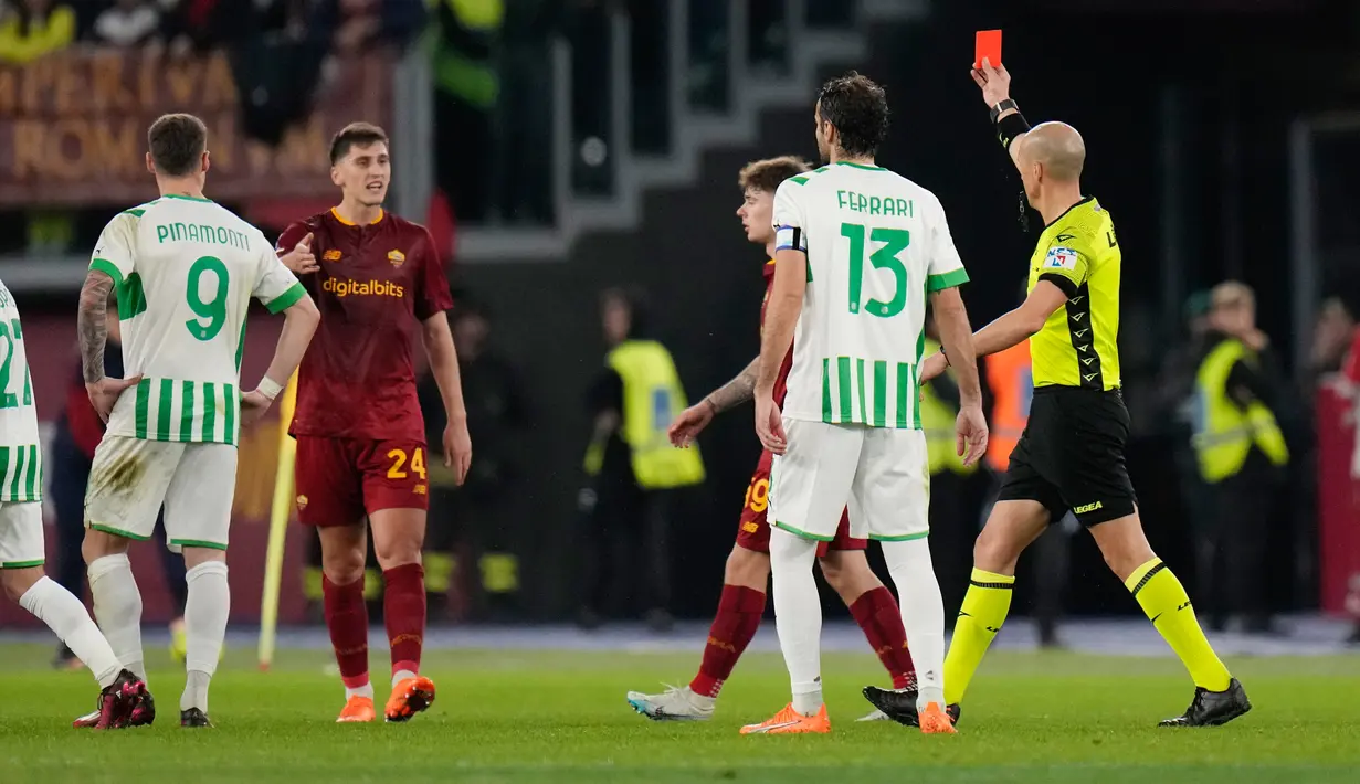 Pemain AS Roma Marash Kumbulla (kedua kiri) mendapat kartu merah saat melawan Sassuolo pada pertandingan sepak bola Serie A Liga Italia di Stadion Olimpiade, Roma, Italia, 12 Maret 2023. AS Roma kalah dari Sassuolo dengan skor 3-4. (AP Photo/Alessandra Tarantino)