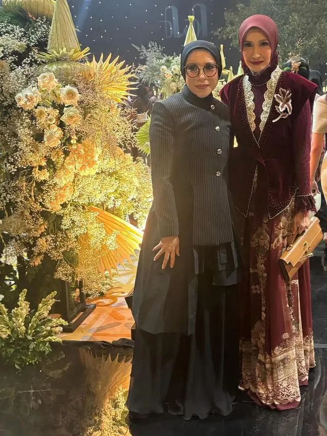 6 Detail Gamis Inneke Koesherawati saat Hadiri Pernikahan Al Ghazali, Tampil Elegan