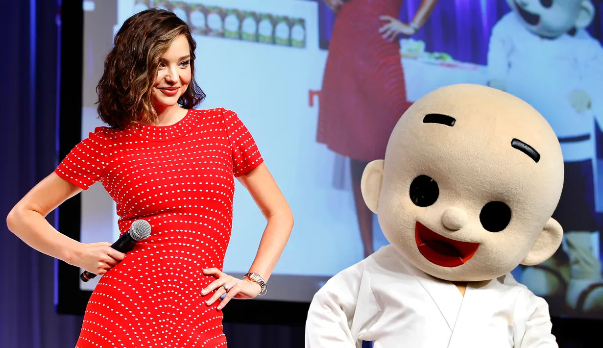 Pose Miranda Kerr saat menghadiri acara promosi kuliner di Tokyo, Jepang, (10/7). Miranda Kerr tampil cantik dengan dress merah saat mempromosikan salah satu kuliner di Tokyo. (AP Photo/Shizuo Kambayashi)