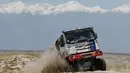 Pengemudi truk Martin Kolomy dan rekannya Jiri Stross dari Republik Ceko mengendalikan truk Tatra mereka selama tahap ke-10 Reli Dakar 2018 antara Salta dan Belen, Argentina, (16/1). (AP Photo / Ricardo Mazalan)