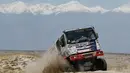 Pengemudi truk Martin Kolomy dan rekannya Jiri Stross dari Republik Ceko mengendalikan truk Tatra mereka selama tahap ke-10 Reli Dakar 2018 antara Salta dan Belen, Argentina, (16/1). (AP Photo / Ricardo Mazalan)