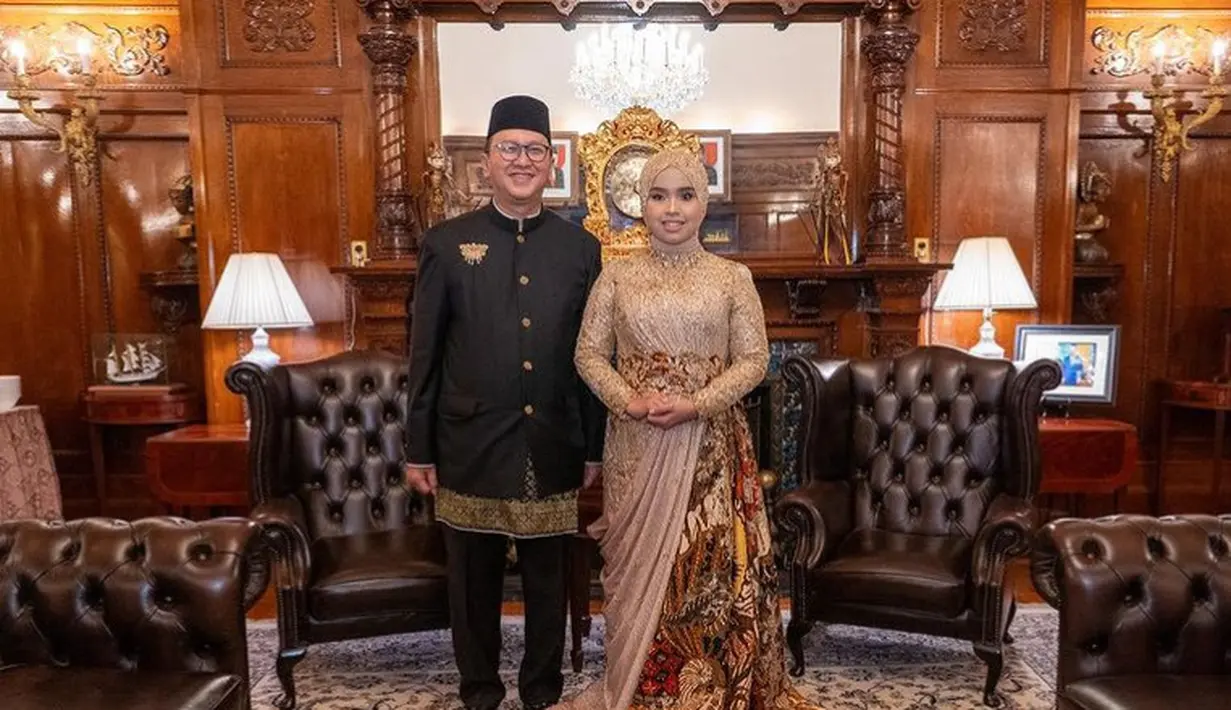 Putri Ariani tampil dengan dress coklat berpayet di bagian atas dan aksen batik di bagian bawah dressnya. [@arianismaputri]