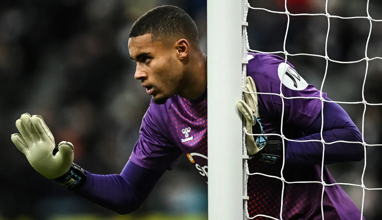 Gavin Bazunu. Baru bergabung dengan Southampton pada awal musim 2022/2023 setelah didatangkan dari tim U-21 Manchester City, kiper asal Irlandia berusia 20 tahun ini langsung mendapatkan tempat utama menggeser dua kiper sekaligus Alex McCarthy dan Fraser Forster. Gavin Bazunu memilih mengenakan jesrsey bernnomor 31, sementara nomor punggung 1 masih menjadi milik Alex McCarthy yang harus rela turun pangkat menjadi kiper nomor dua. (AFP/Paul Ellis)