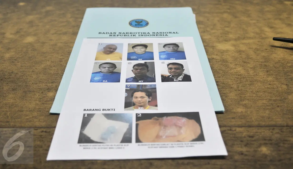 Foto para tersangka kasus rekayasa penyalahgunaan narkotika yang dituduhkan kepada Bupati Bengkulu Selatan Dirwan Mahmud dalam konferensi pers di BNN, Jakarta, Kamis (23/2). Tujuh tersangka diamankan dari pengungkapan kasus itu (Liputan6.com/Yoppy Renato)