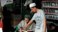 Seorang pemilik bengkel di Makassar, Sulawesi Selatan mengajak umat muslim untuk semakin mencintai Alquran.