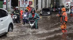 Hujan lebat yang terjadi sejak siang hari pada Selasa (5/11/2024) membuat kawasan tersebut tergenang air setinggi 30 cm. (Liputan6.com/Angga Yuniar)
