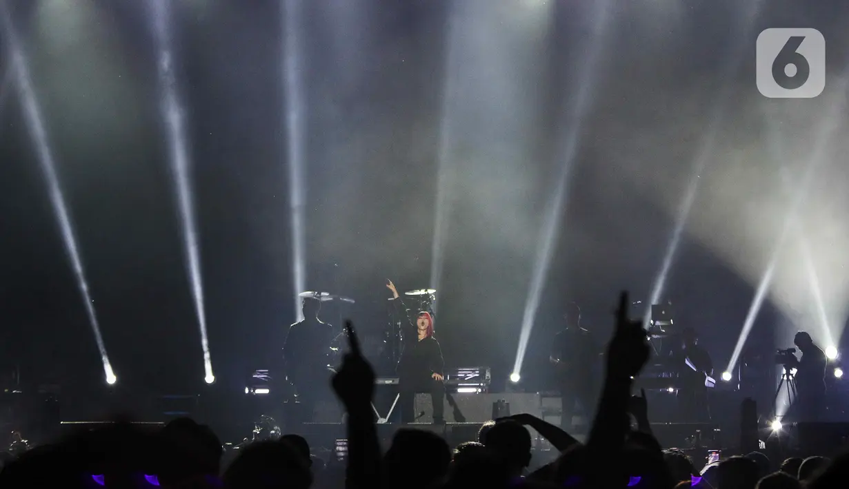 Penyanyi Isyana Sarasvati tampil memeriahkan Festival Musik Soundrenaline di Allianz Ecopark, Ancol, Jakarta Utara, Minggu (27/11/2022). Isyana Sarasvati tampil memeriahkan Soundrenaline 2022 dengan lagu Il Sogno, Untuk Hati Yang Terluka, Lexicon, dan Sikap Duniawi. (Liputan6.com/Herman Zakharia)