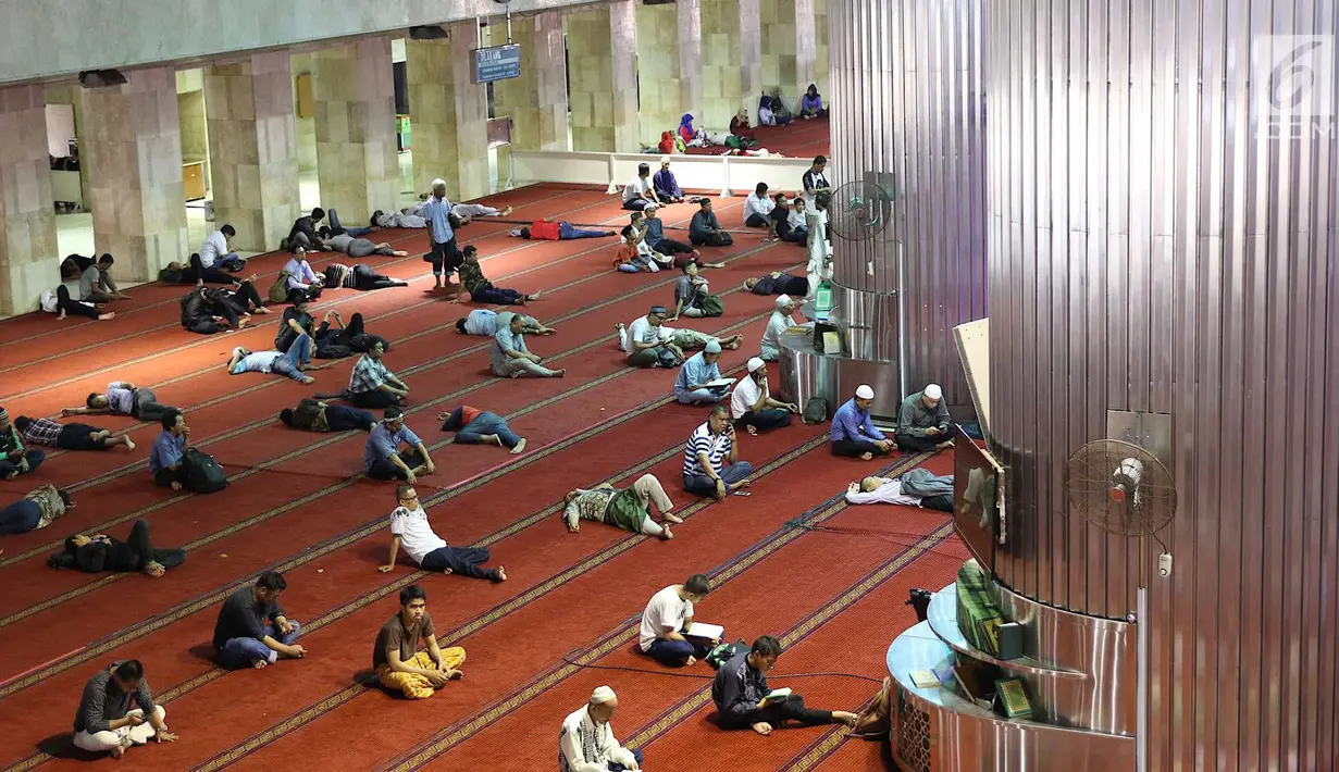 Umat muslim beraktivitas di dalam Masjid Istiqlal, Jakarta, Kamis (17/5). Di Masjid Istiqlal ini ada sekitar 4000 kotak makanan yang dibagikan per harinya pada Ramadan tahun ini. (Liputan6.com/Immanuel Antonius)