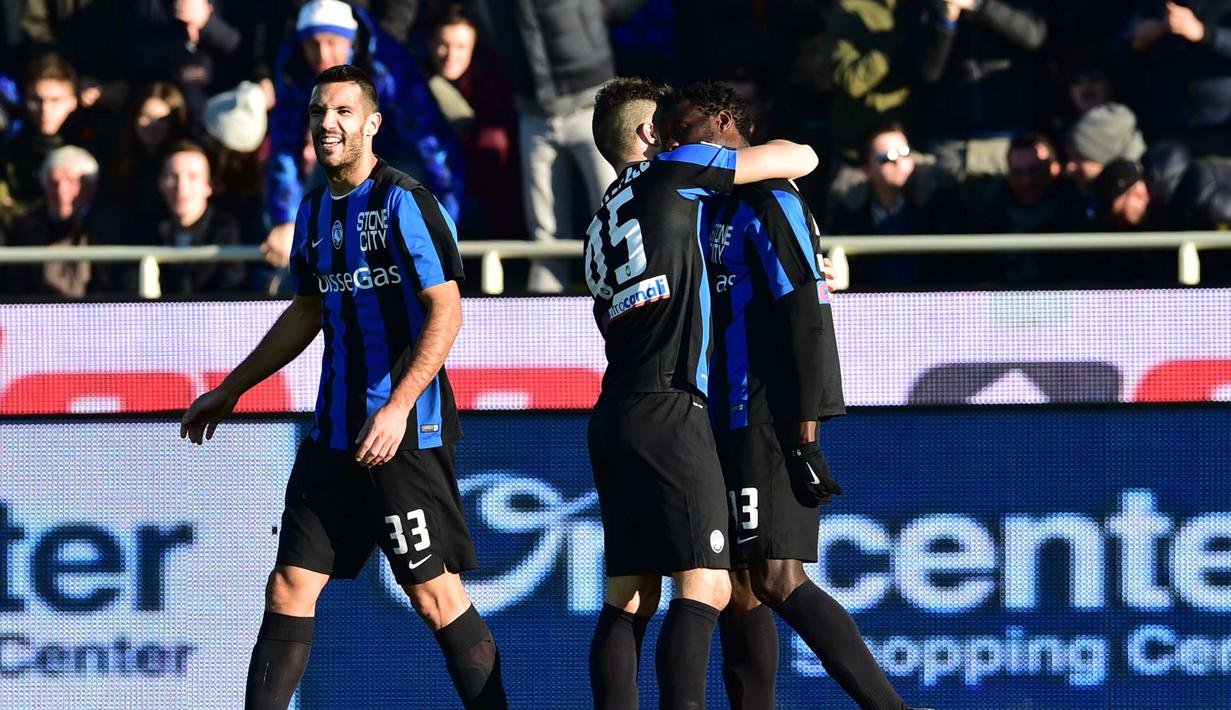 Para Pemain Atalanta Merayakan gol ke gawang Inter Milan pada lanjutan Liga Italia Serie A di Stadion Atleti Azzurri, Bergamo, Sabtu (16/1/2016).  (AFP Photo/Giuseppe Cacace)