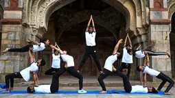 Yoga adalah latihan fisik, mental, dan spiritual kuno yang berasal dari India. Kata 'yoga' sendiri berasal dari bahasa Sanskerta yang berarti 'bergabung/bersatu'. Yoga melambangkan kesatuan antara tubuh dan kesadaran. (Arun SANKAR/AFP)