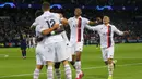 Para pemain Paris Saint-Germain merayakan gol yang dicetak oleh Thomas Meunier ke gawang Real Madrid pada laga Liga Champions di Stadion Parc des Princes, Rabu (18/9/2019). PSG menang 3-0 atas Real Madrid. (AP/Michel Euler)