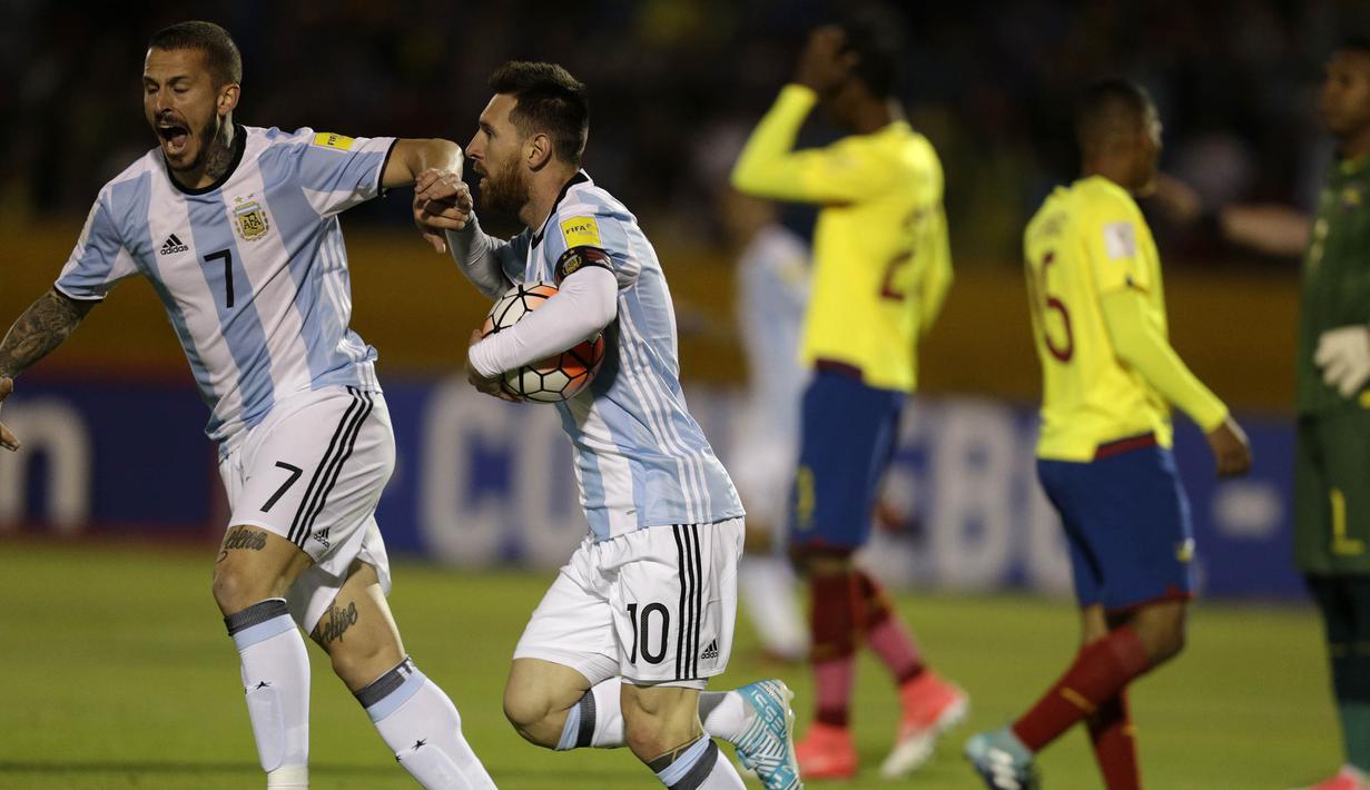 Bintang Argentina, Lionel Messi, merayakan gol ke gawang Ekuador pada laga kualifikasi Piala Dunia 2018 di Stadion Olimpico Atahualpa, Quito, Selasa (10/10/2017). Sempat tertinggal, Argentina akhirnya menang 3-1 atas Ekuador. (AP/Dolores Ochoa)