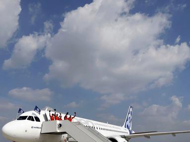 Para insinyur uji terbang merayakan penerbangan pertama Airbus A320neo di Colomiers, Toulouse, Perancis, (25/9/2014). (REUTERS/Regis Duvignau)
