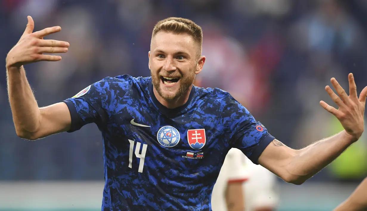 Slovakia berhasil memaksimalkan keunggulan jumlah pemain untuk mencetak gol lagi. Lewat kemelut yang terjadi di depan gawang Polandia, Milan Skriniar berhasil mencetak gol guna mengubah skor menjadi 2-1 dan memastikan kemenangan atas Polandia. (Kirill Kudryavtsev/Pool via AP)