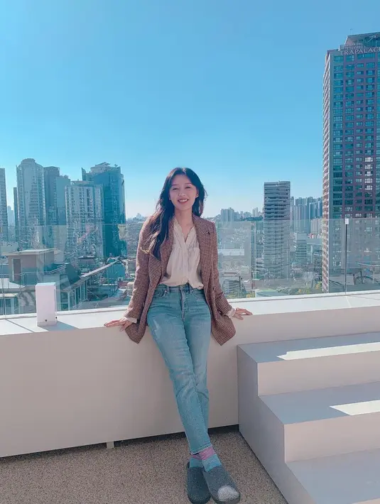 Penampilan manis dari Kim Ji Won. Ia tampil mengenakan blouse cokelat muda yang dimasukkannya ke dalam celana jeansnya, ditmpuk mengenakan blazer cokelat yang serasi. [Foto: Instagram/geewonii]