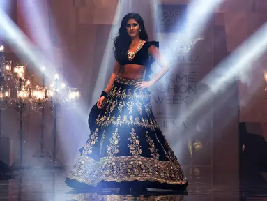 Aktris Bollywood Katrina Kaif berpose di atas catwalk selama mengenakan busana perancang Manish Malhotra di Lakme Fashion Week (LFW) Winter Festive 2019 di Mumbai (20/8/2019). (AFP Photo/Sujit Jaiswal)