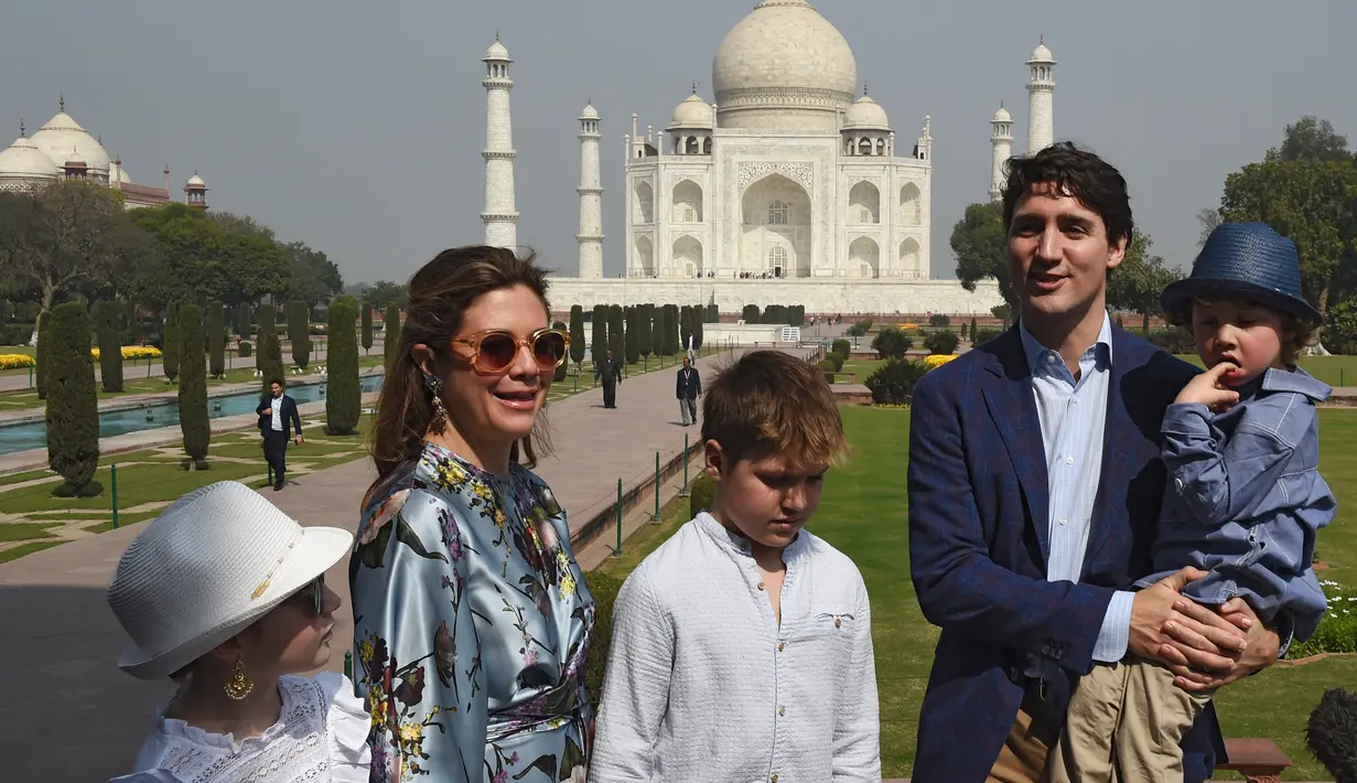 Perdana Meneteri (PM) Kanada Justin Trudeau berbincang dengan awak media saat mengajak sang istri, Sophie Gregoire Trudeau serta tiga anaknya mengunjungi Taj Mahal di sela-sela kunjungan ke India, Minggu (18/2). (MONEY SHARMA/AFP)