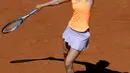 Petenis asal Rusia, Maria Sharapova bersiap memekul bola saat berhadapan dengan petenis asal Amerika Serikat, Christina Mchale pada turnamen tenis Italia Terbuka di Foro Italico, Roma (15/5). Sharapova menang 6-4, 6-2. (AP Photo/Andrew Medichini)