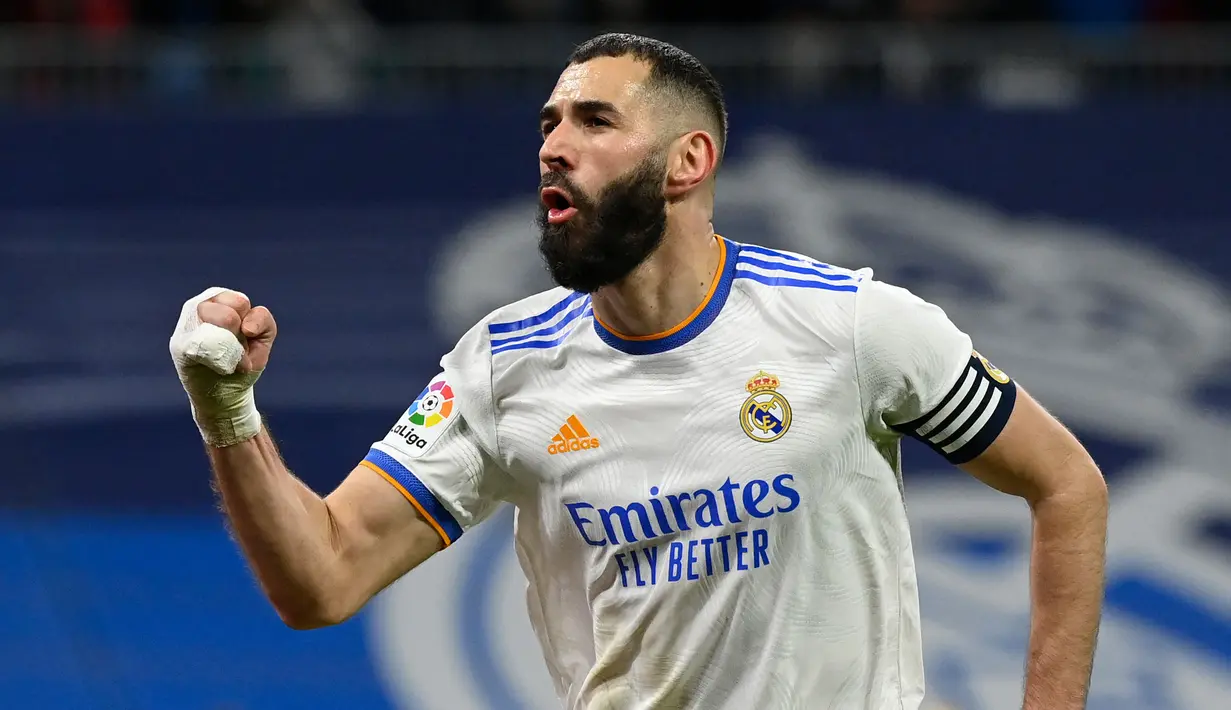 Raja gol sementara Liga Spanyol 2021/2022 diduduki oleh Karim Benzema. Membawa Real Madrid sebagai pemuncak klasemen sementara, penyerang Prancis tersebut berhasil mencetak 18 gol dari 16 penampilannya bersama Los Blancos. (AFP/Oscar Del Pozo)