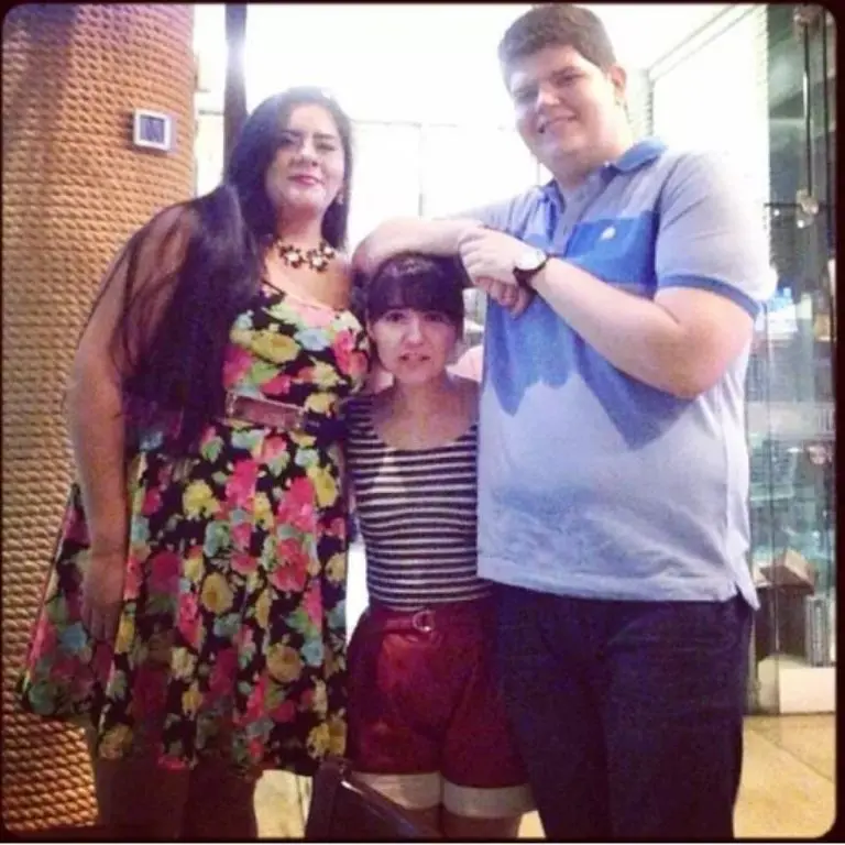 Ketika kepala jadi tatakan sikut. (Via: buzzfeed.com)