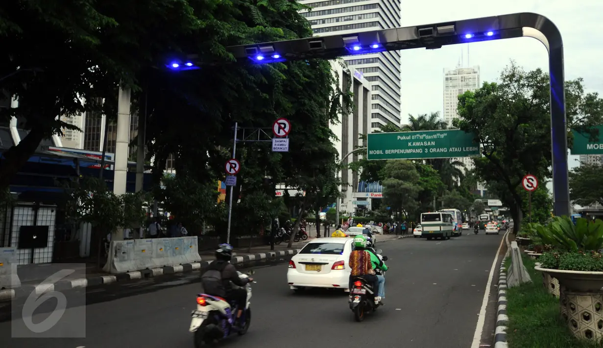 Pengendara melintas di bawah gate ERP di Jalan Jenderal Sudirman Jakarta, Senin (14/12). Meski sudah diuji coba pada pertengahan 2014 lalu, hingga kini penerapan jalan berbayar tersebut masih belum jelas. (Liputan6.com/Helmi Fithriansyah)