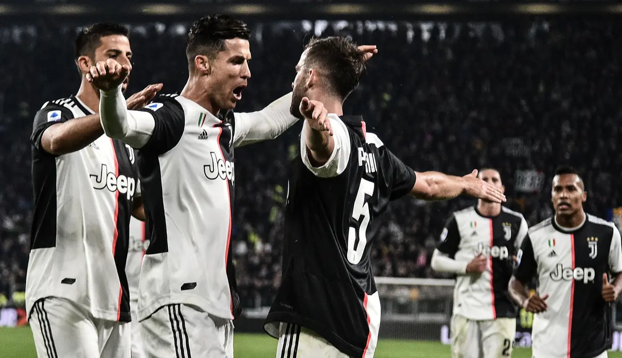 Para pemain Juventus merayakan gol yang dicetak Cristiano Ronaldo ke gawang Bologna pada laga Serie A Italia di Stadion Juventus, Turin, Sabtu (19/10). Juventus menang 2-1 atas Bologna. (AFP/Marco Bertorello)