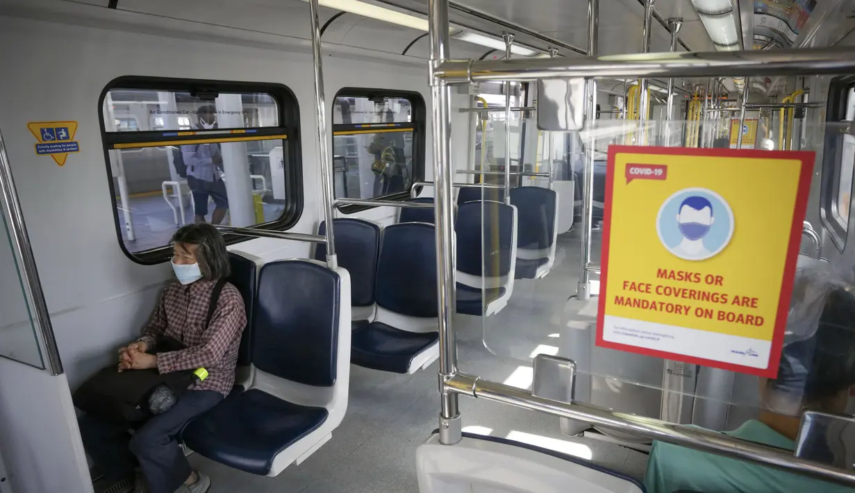 Sebuah tanda terlihat di gerbong SkyTrain mengingatkan masyarakat memakai masker di Kanada (24/8/2020). Siapa pun yang berada di bus, kapal, atau kereta api TransLink atau BC Transit, serta penumpang kapal BC Ferries wajib memakai masker untuk menghentikan penyebaran COVID-19. (Xinhua/Liang Sen)