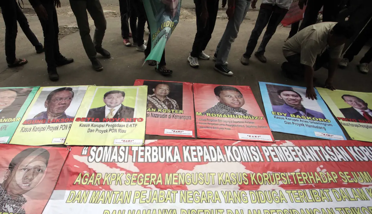 Sebuah spanduk dibentangkan yang berisi desakan kepada KPK untuk segera mengusut kasus dugaan korupsi yang dilakukan oleh sejumlah mantan pejabat negara, Jakarta, Rabu (10/6/2015). (Liputan6.com/Helmi Afandi)