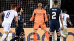 Thibaut Courtois menjadi nama terbaru kiper yang mampu menggagalkan tendangan penalti Ronaldo dan Messi. Hal tersebut terjadi saat Real Madrid bertemu dengan PSG di Liga Champions pada awal pekan ini. Courtois juga pernah menjadi lawan Ronaldo saat berseragam Atletico Madrid. (AFP/Franck Fife)